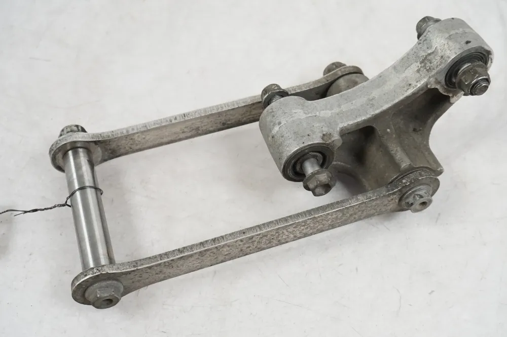 Spojovací mechanismus tlumiče Kawasaki