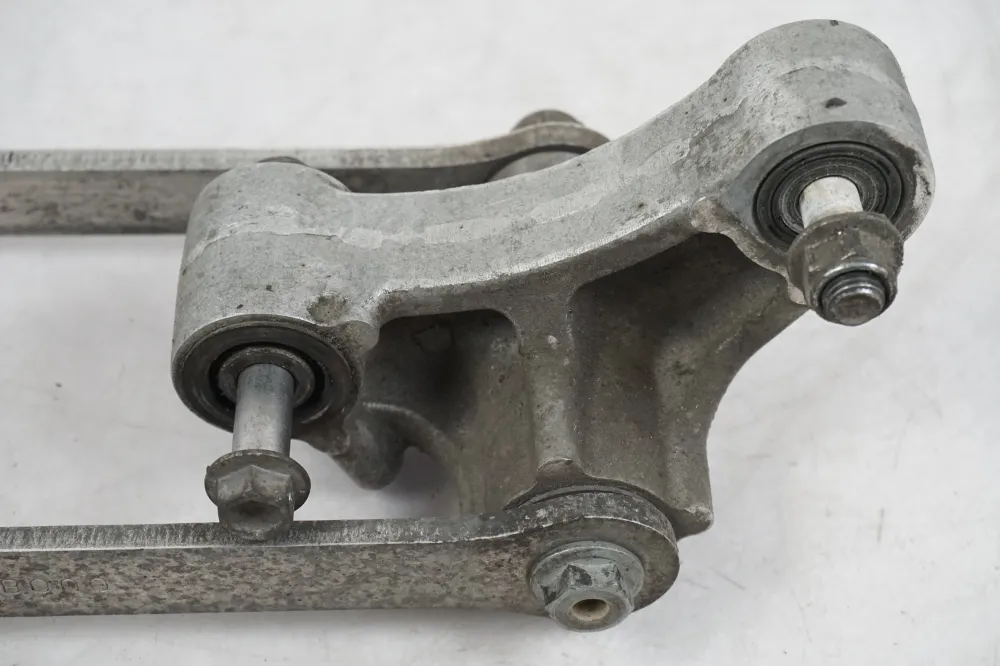 Spojovací mechanismus tlumiče Kawasaki