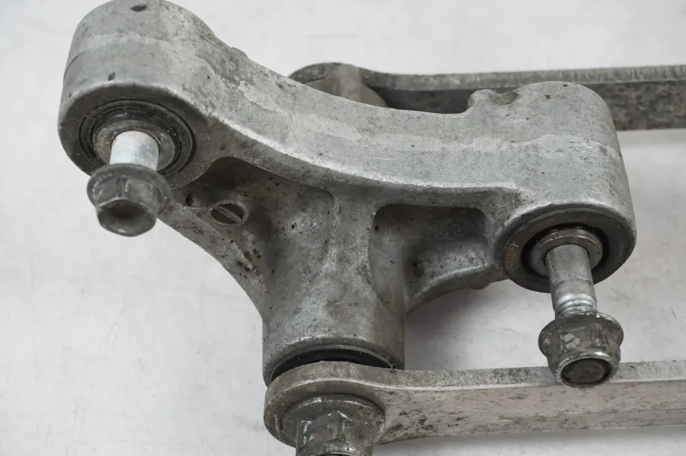 Spojovací mechanismus tlumiče Kawasaki