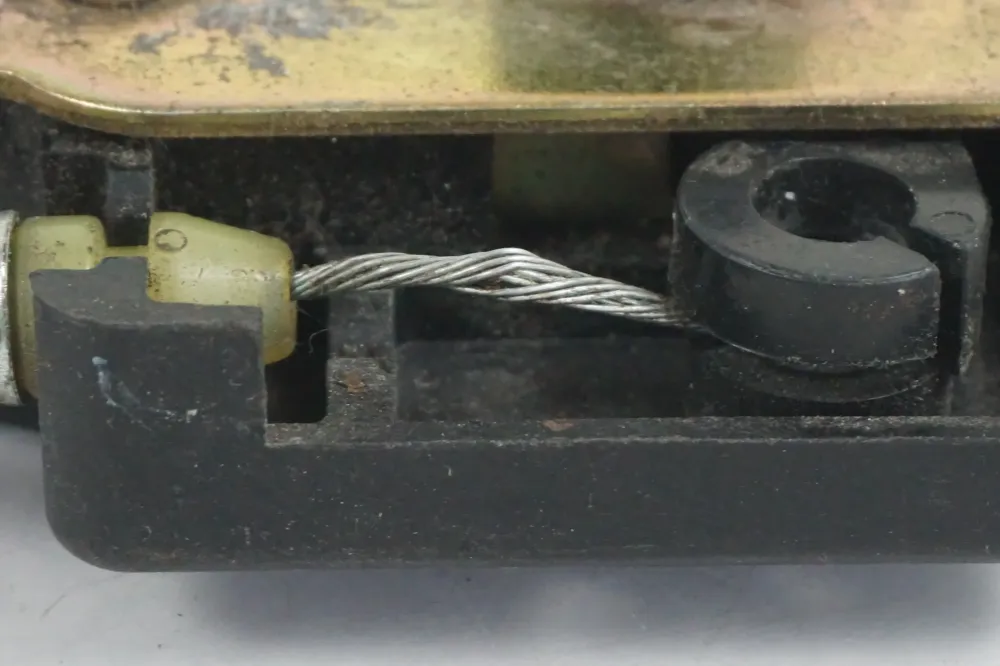 Mechanismus zámku sedla Suzuki