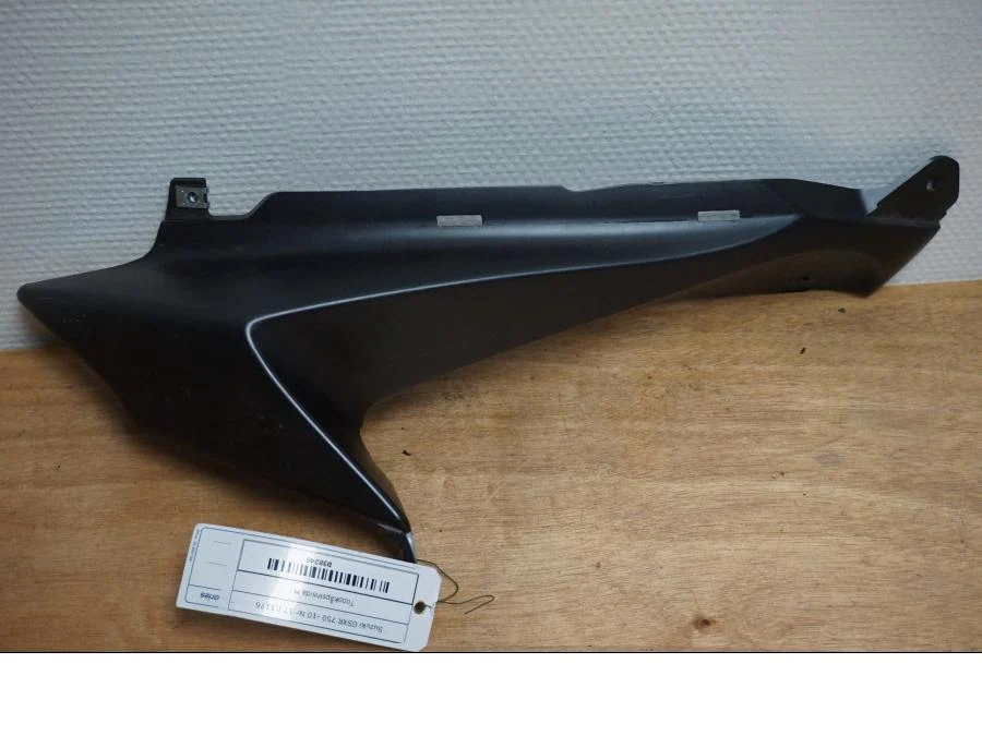vnitřní strana horní kapoty Suzuki