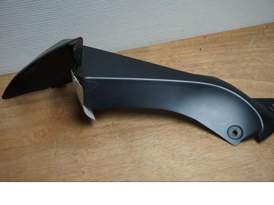 vnitřní strana horní kapoty Suzuki
