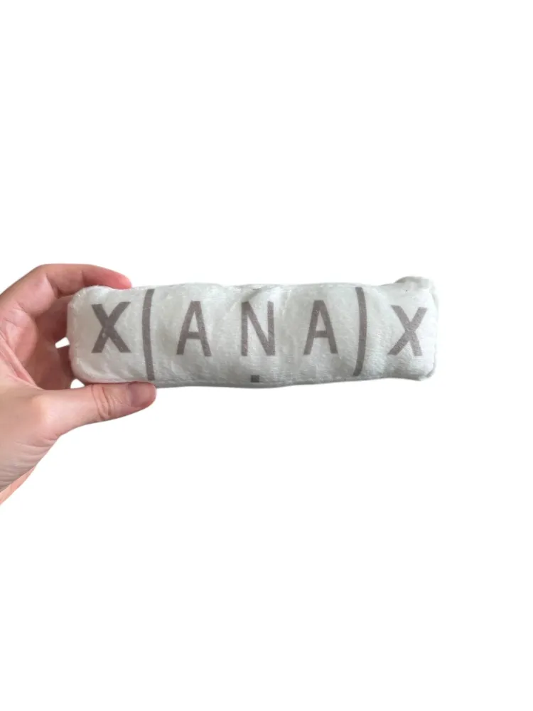 Psí hračka – tvar tablet - Xanax, 20 cm x 5 cm s pískacím prvkem