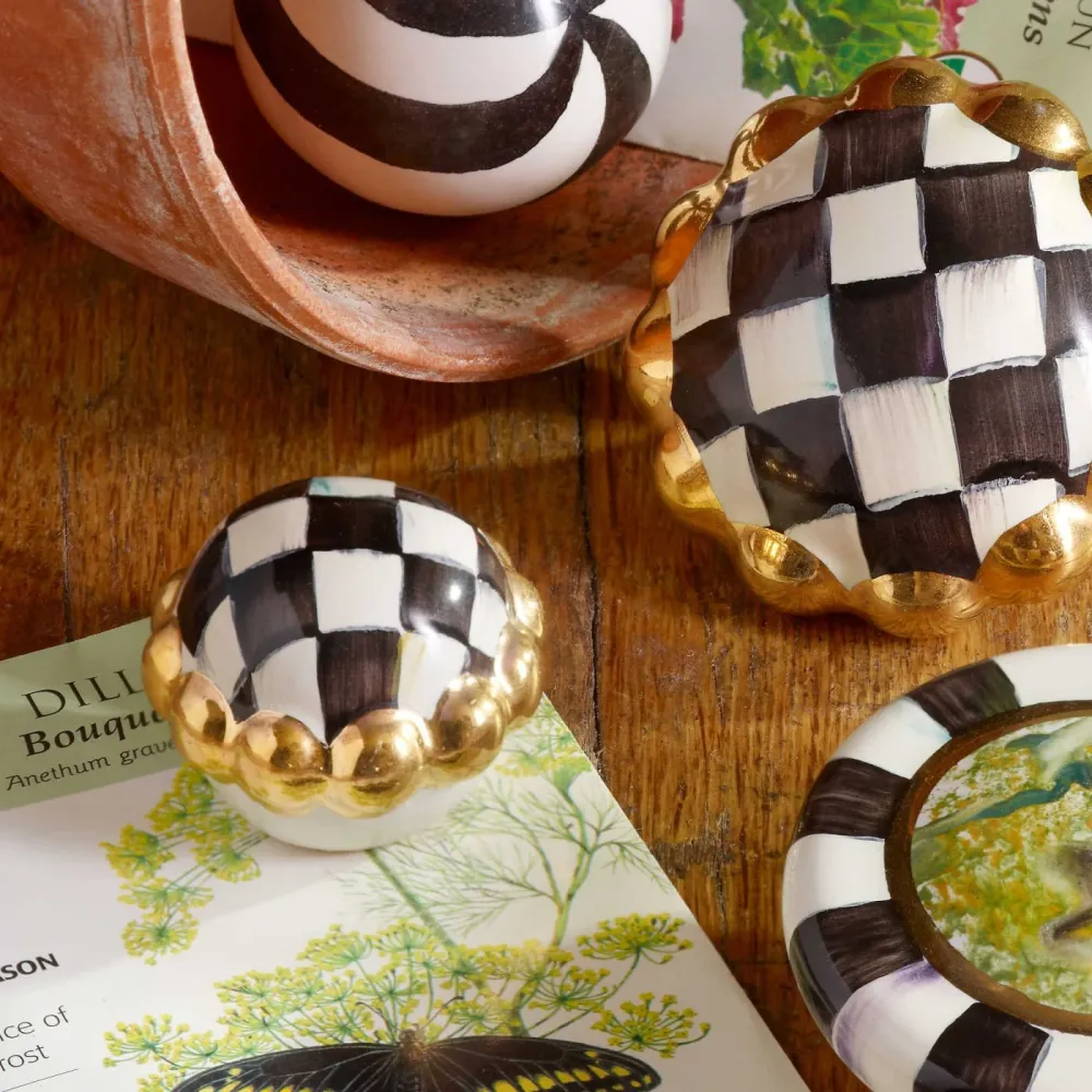 Keramická úchytka Courtly Check Petit Four od MacKenzie-Childs