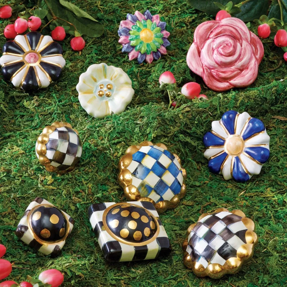 Keramická úchytka Courtly Check Petit Four od MacKenzie-Childs