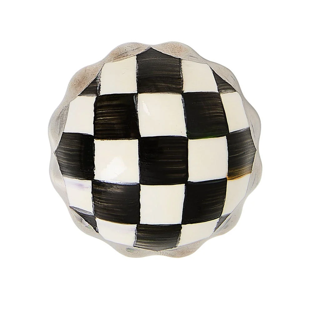 Keramická úchytka Courtly Check Petit Four Platinum od MacKenzie-Childs