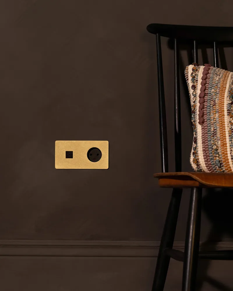 Kew Dvojitá zásuvka USB-C 30 W dánský typ K - Starožitná mosaz | Černá Regular
