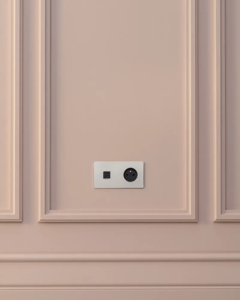 Kew Dvojitá zásuvka USB-C 30 W francouzský/belgický typ E - Leštěný nikl | Černý Regular