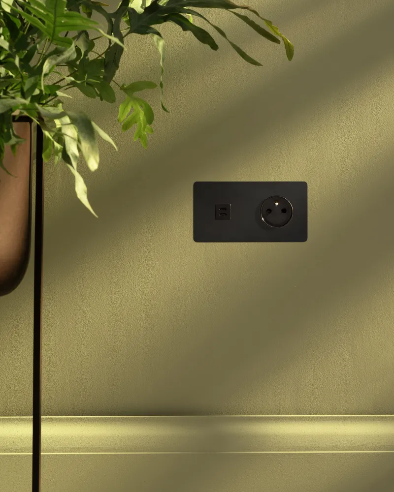 Kew Dvojitá zásuvka USB-C 30 W francouzský/belgický typ E - Bronz | Černý Regular