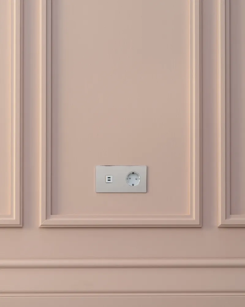 Kew Dvojitá zásuvka USB-C 30 W Schuko typu F - Leštěný nikl | Bílý Regular