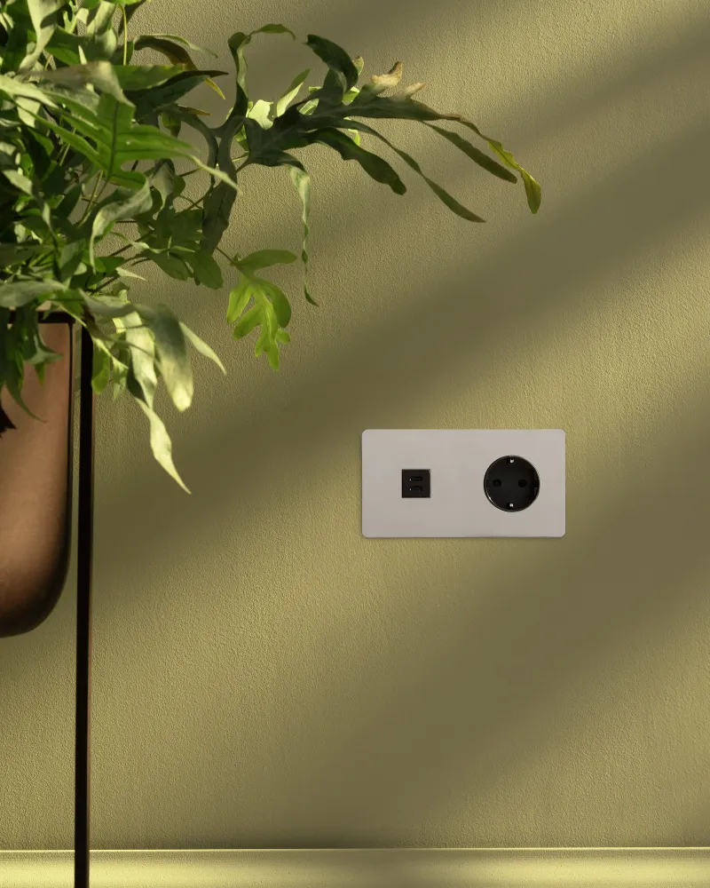 Kew Dvojitá zásuvka USB-C 30 W Schuko typu F - Leštěný nikl | Černý Regular
