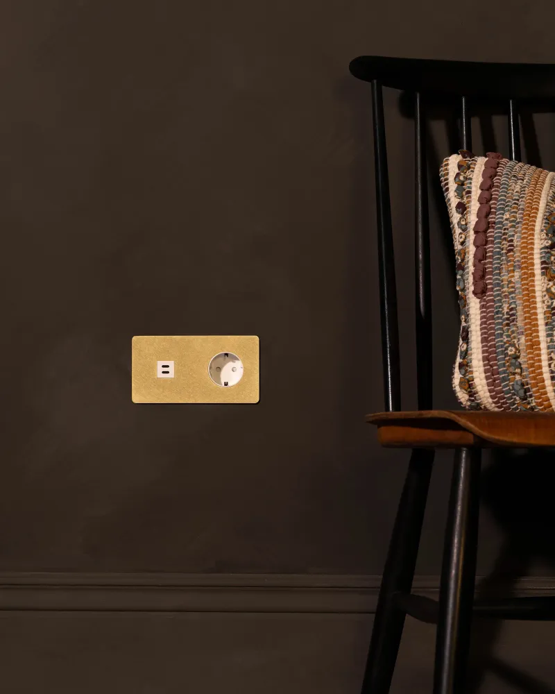 Kew Dvojitá zásuvka USB-C 30 W Schuko typu F - Starožitná mosaz | Bílá Regular