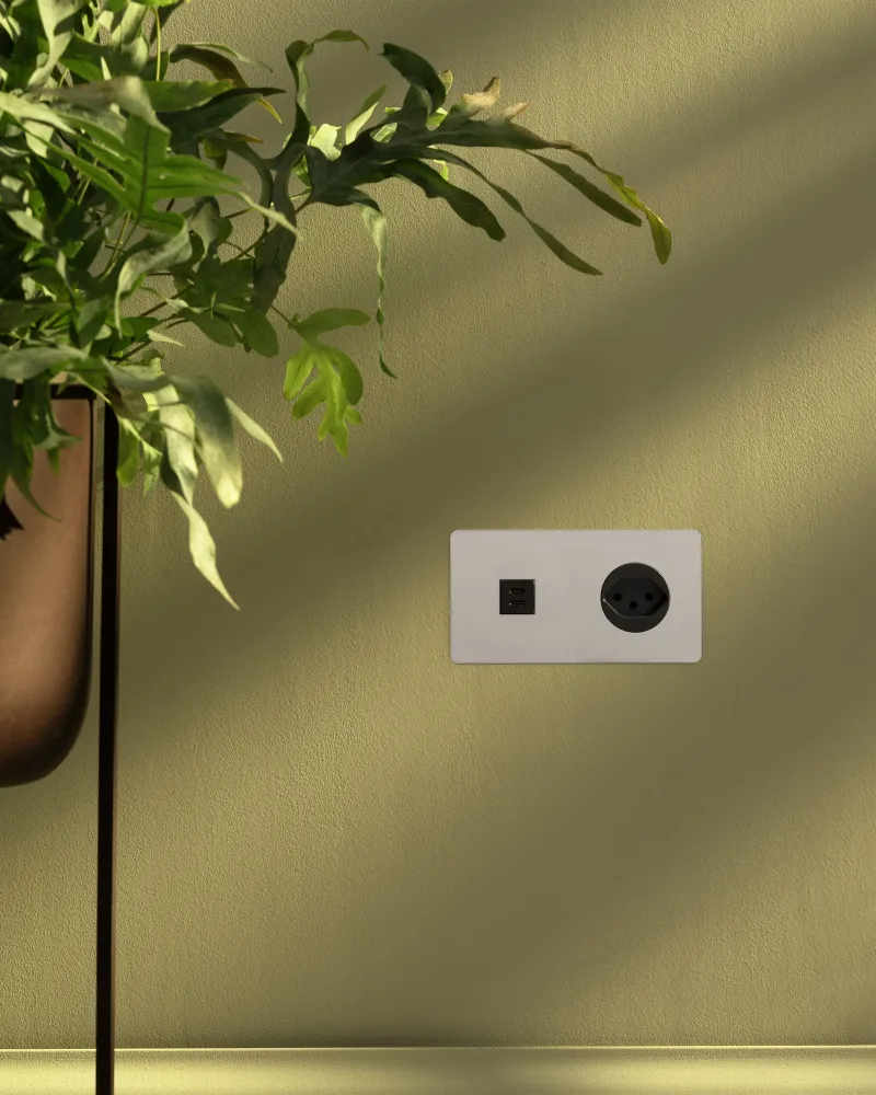 Kew Dvojitá zásuvka USB-C 30 W zásuvka typu J (švýcarská) - Leštěný nikl | Černý Regular