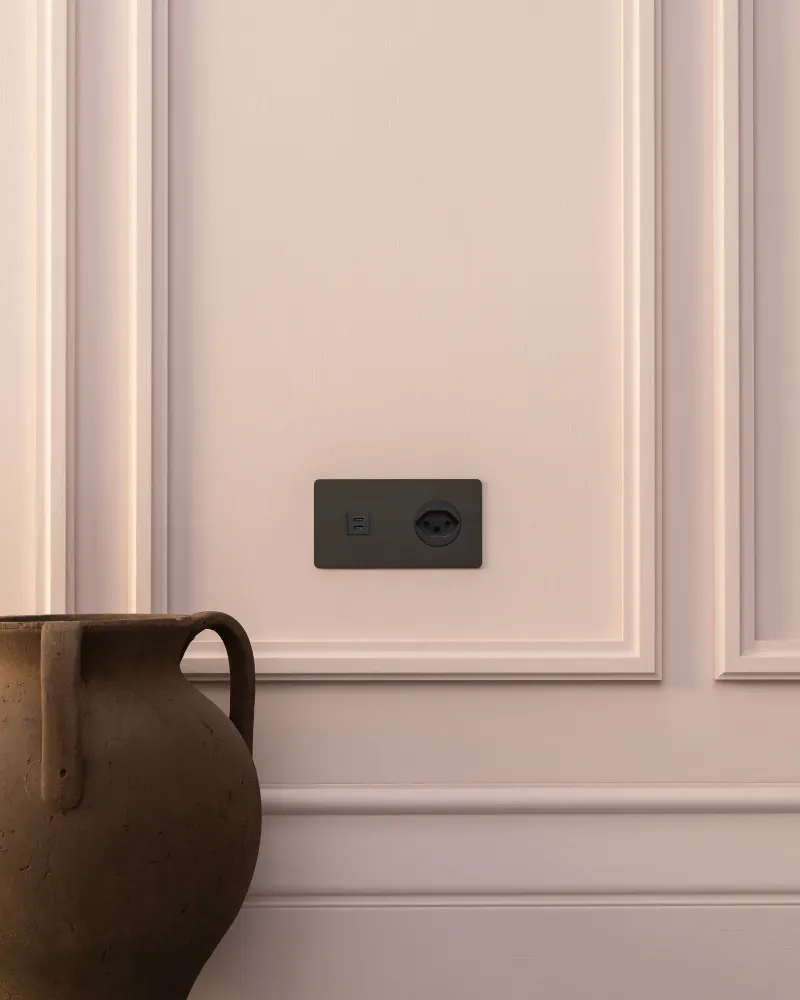 Kew Dvojitá zásuvka USB-C 30 W zásuvka typu J (švýcarská) - Bronz | Černý Regular