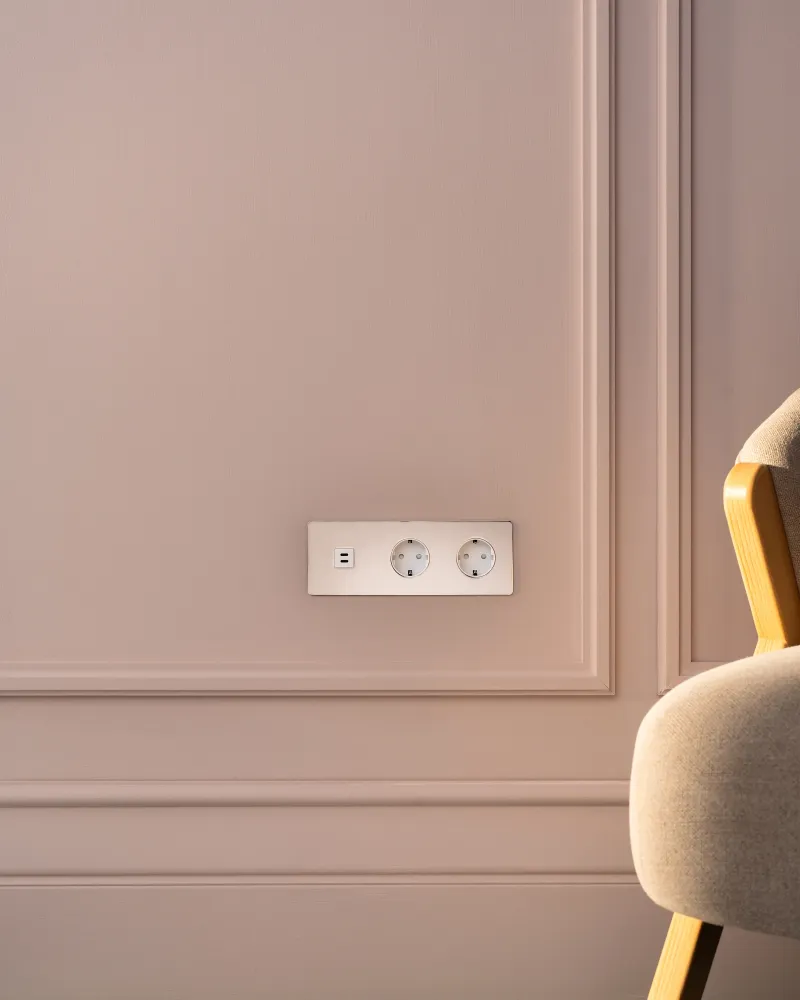 Kew Trojitá zásuvka USB-C 30 W 2x Schuko typu F - Leštěný nikl | Bílý Regular