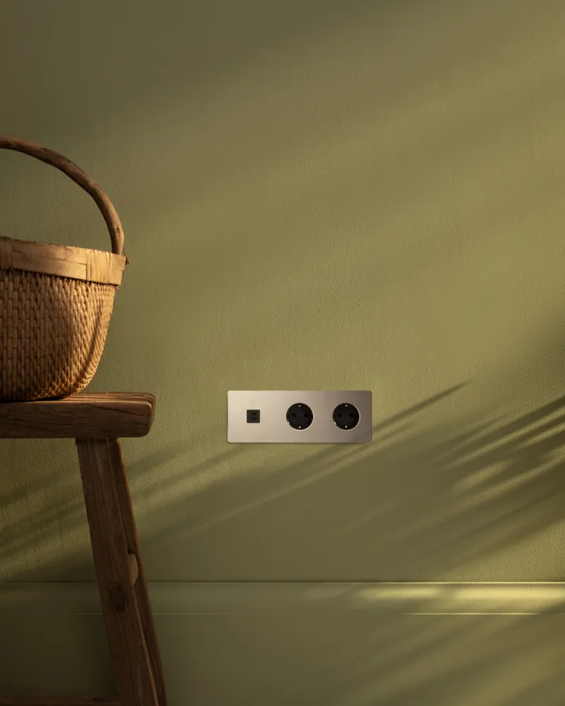 Kew Trojitá zásuvka USB-C 30 W 2x Schuko typu F - Leštěný nikl | Černý Regular