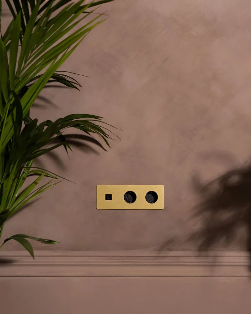 Kew Trojitá zásuvka USB-C 30 W 2x Schuko typu F - Starožitná mosaz | Černá Regular
