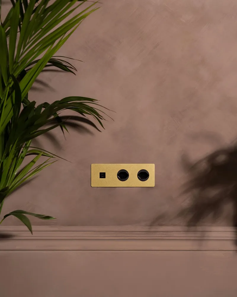 Kew Trojitá zásuvka USB-C 30 W 2 zásuvky typu J (švýcarské) - Starožitná mosaz | Černá Regular