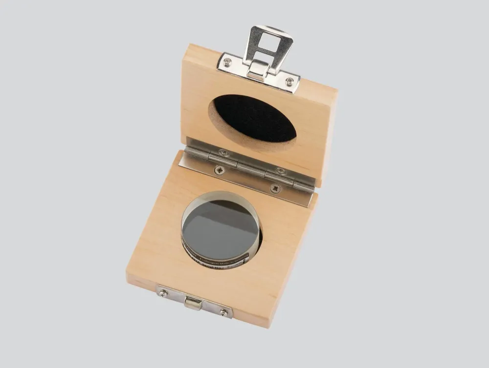 421 rovinné sklíčko D=45 mm v dřevěném pouzdře