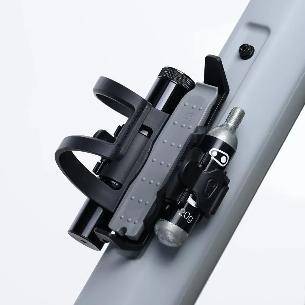 Multifunkční nářadí na kleci na láhve CRANKBROTHERS S.O.S BC18