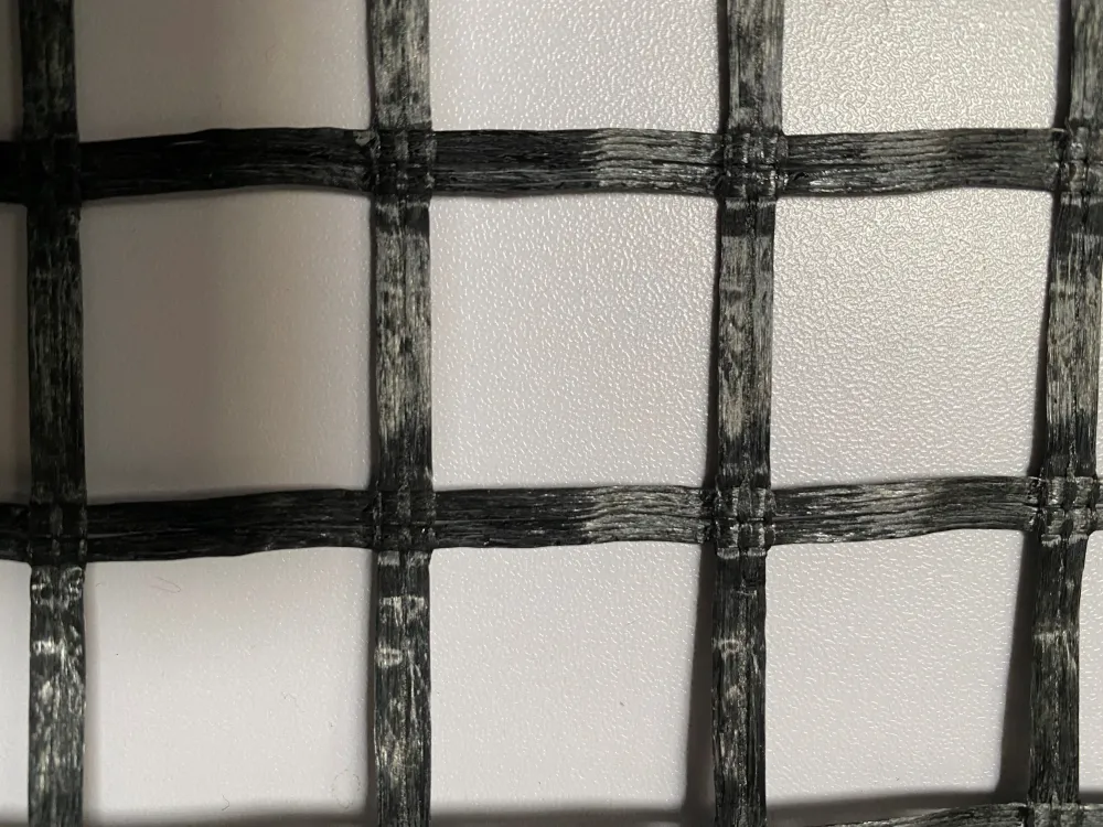 Polyesterová geomříž 40/40 kN/m role 25x25 mm 1,9x25 m (47,5 m²)